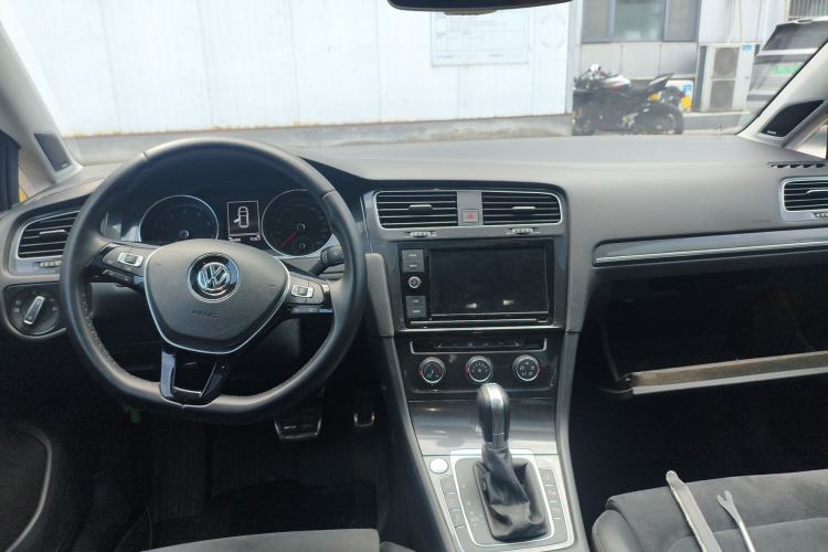 Used Volkswagen Golf 2018 230TSI Automatic Luxury Version Center Console