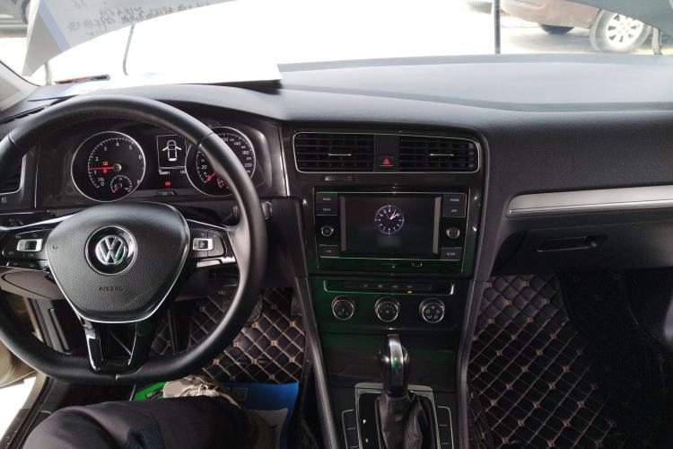 Used Volkswagen Golf 2018 1.6L Automatic Comfort Model Center Console