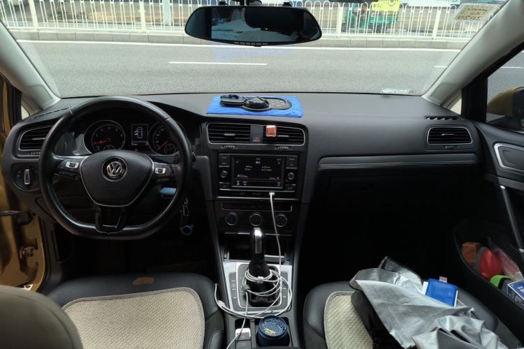 Used Volkswagen Golf 2018 230TSI Automatic Comfort Model Center Console