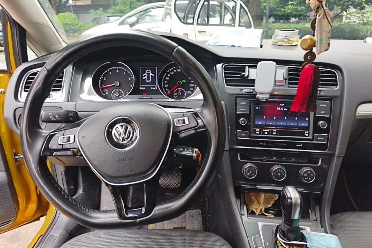 Used Volkswagen Golf 2018 230TSI Automatic Comfort Model Center Console