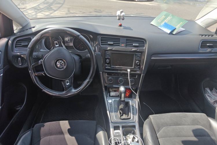 Used Volkswagen Golf 2018 230TSI Automatic Luxury Version Center Console