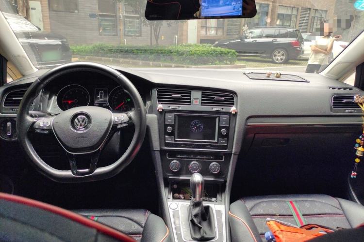 Used Volkswagen Golf 2018 230TSI Automatic Luxury Version Center Console