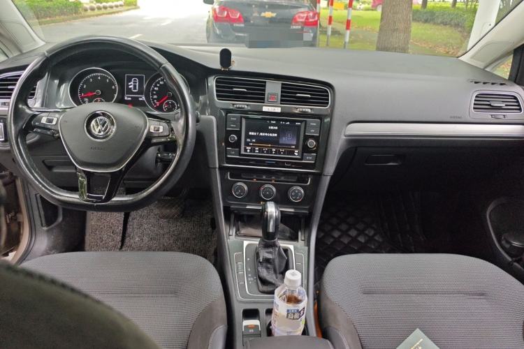 Used Volkswagen Golf 2018 230TSI Automatic Comfort Model Center Console