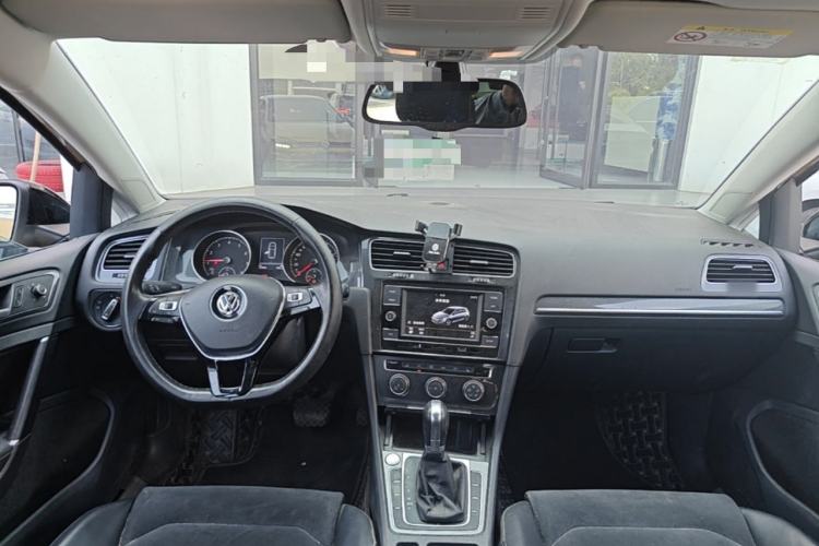 Used Volkswagen Golf 2018 230TSI Automatic Luxury Version Center Console
