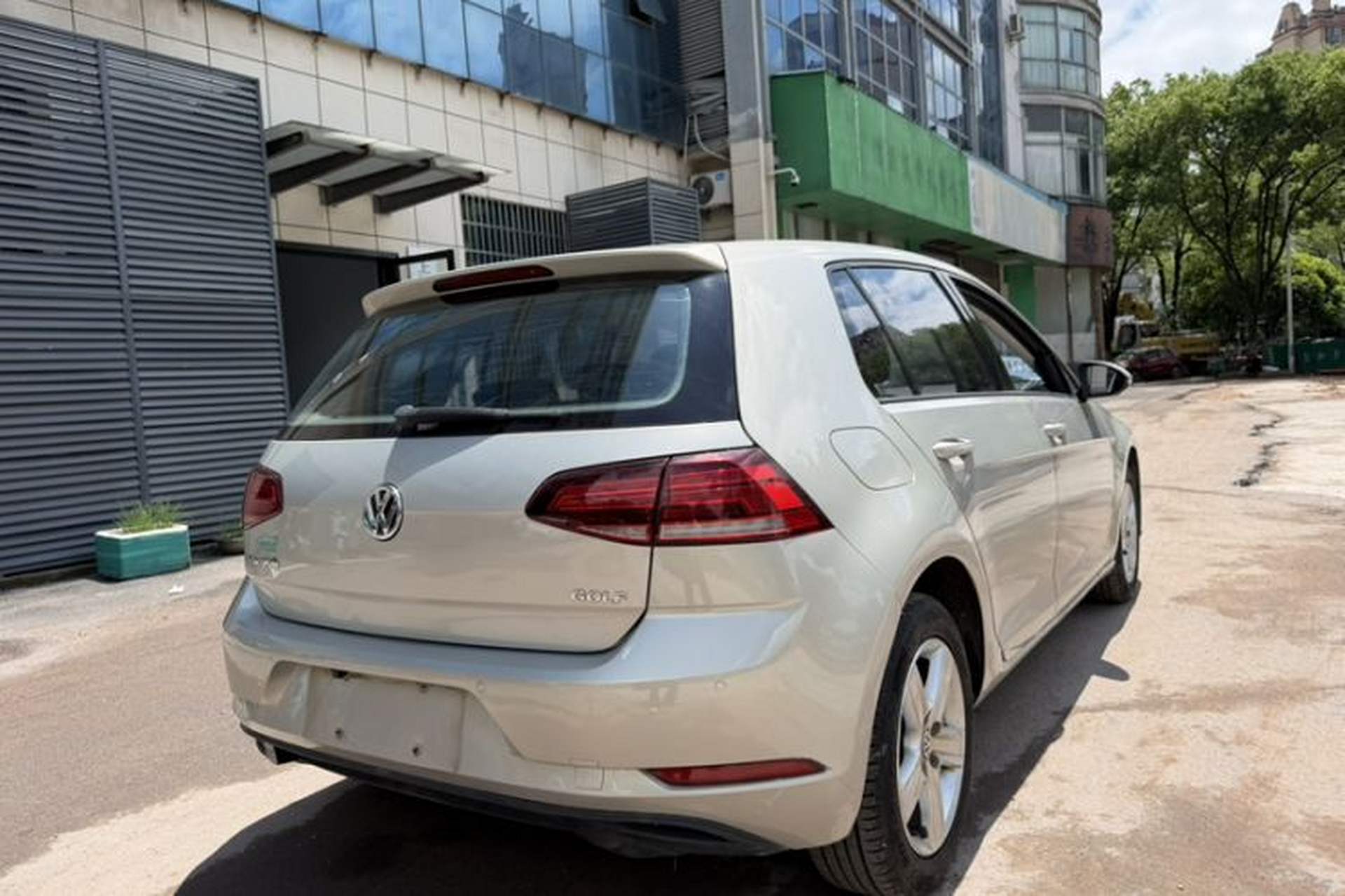Used Volkswagen Golf 2018 1.6L Automatic Fashion Model Exterior 9