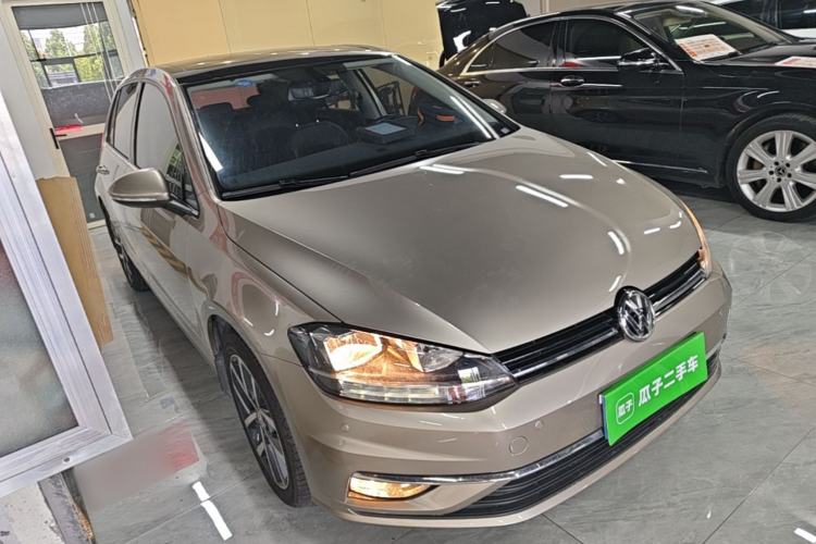 Used Volkswagen Golf 2018 230TSI Automatic Luxury Version Front Right 45 Deg