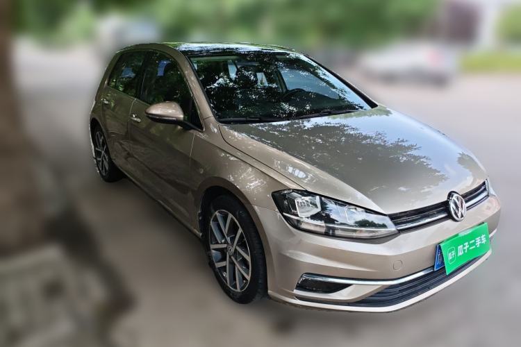 Used Volkswagen Golf 2018 230TSI Automatic Luxury Version Front Right 45 Deg