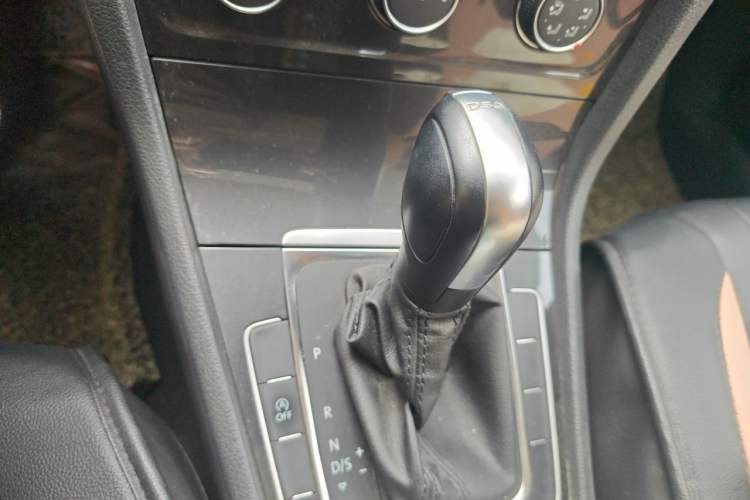 Used Volkswagen Golf 2018 230TSI Automatic Comfort Model Gear Lever