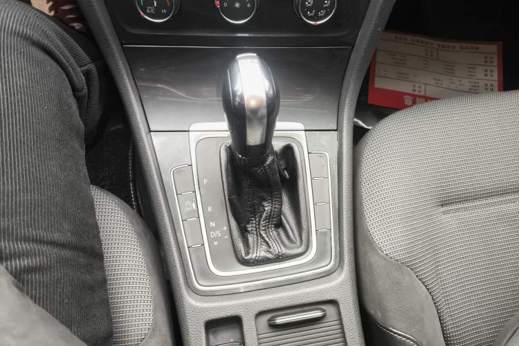 Used Volkswagen Golf 2018 230TSI Automatic Comfort Model Gear Lever