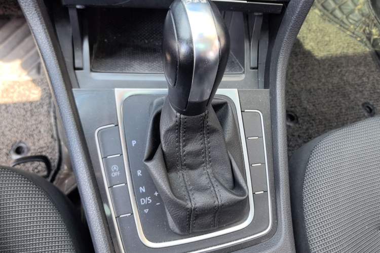 Used Volkswagen Golf 2018 230TSI Automatic Comfort Model Gear Lever