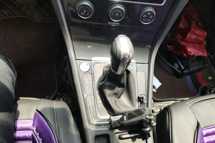 Used Volkswagen Golf 2018 230TSI Automatic Luxury Version Gear Lever