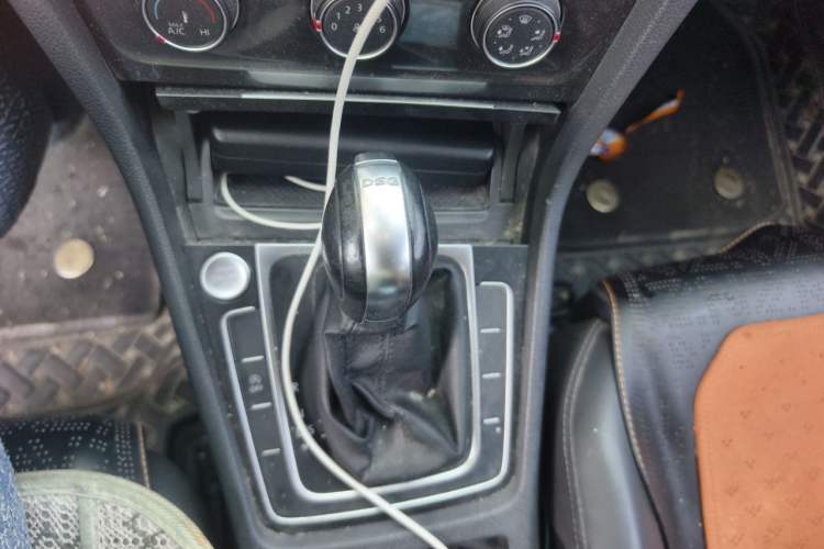 Used Volkswagen Golf 2018 230TSI Automatic Luxury Version Gear Lever