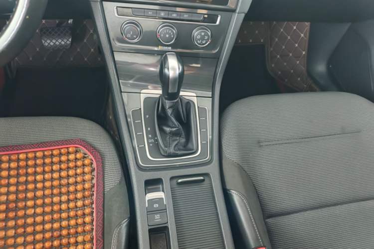 Used Volkswagen Golf 2018 1.6L Automatic Comfort Model Gear Lever