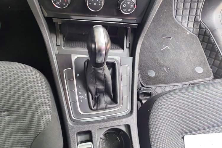 Used Volkswagen Golf 2018 1.6L Automatic Comfort Model Gear Lever