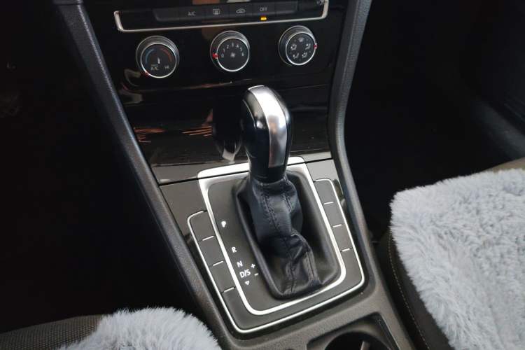 Used Volkswagen Golf 2018 1.6L Automatic Fashion Model Gear Lever