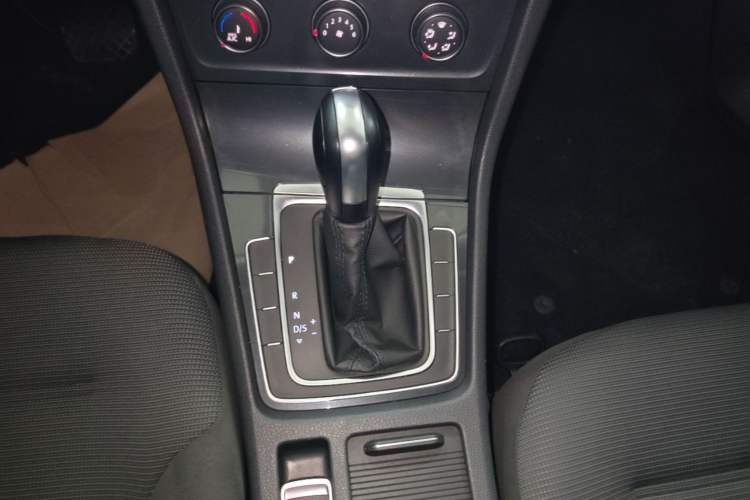 Used Volkswagen Golf 2018 1.6L Automatic Comfort Model Gear Lever