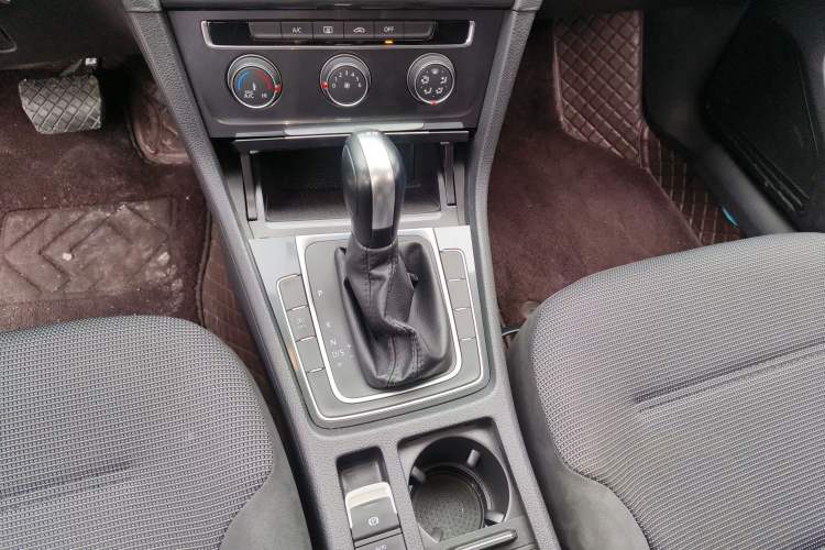 Used Volkswagen Golf 2018 230TSI Automatic Comfort Model Gear Lever