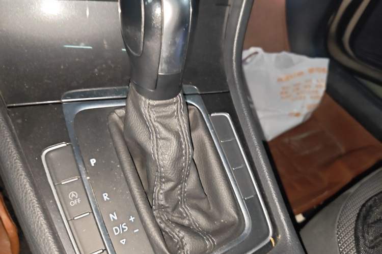 Used Volkswagen Golf 2018 230TSI Automatic Comfort Model Gear Lever
