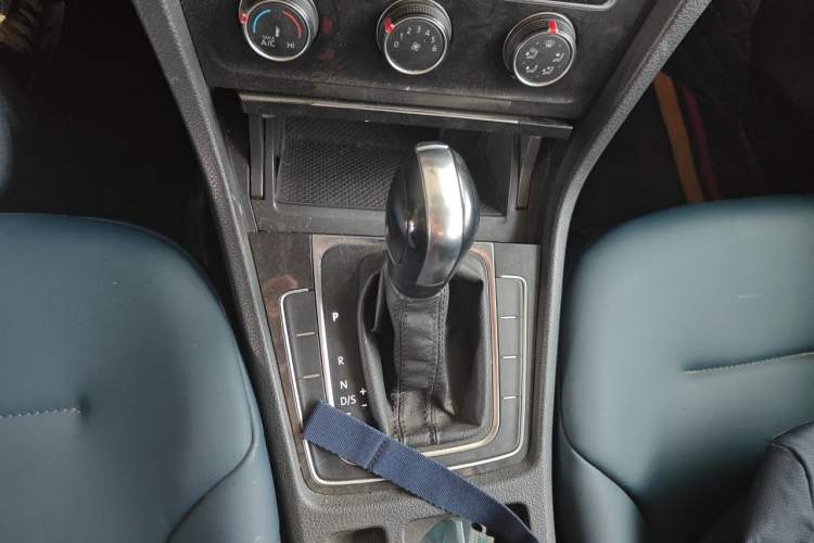 Used Volkswagen Golf 2018 1.6L Automatic Comfort Model Gear Lever