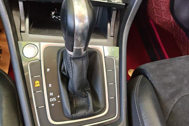 Used Volkswagen Golf 2018 230TSI Automatic Luxury Version Gear Lever