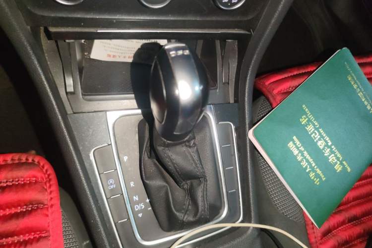 Used Volkswagen Golf 2018 230TSI Automatic Comfort Model Gear Lever
