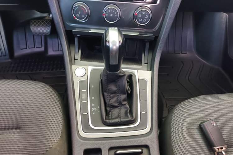 Used Volkswagen Golf 2018 230TSI Automatic Comfort Model Gear Lever