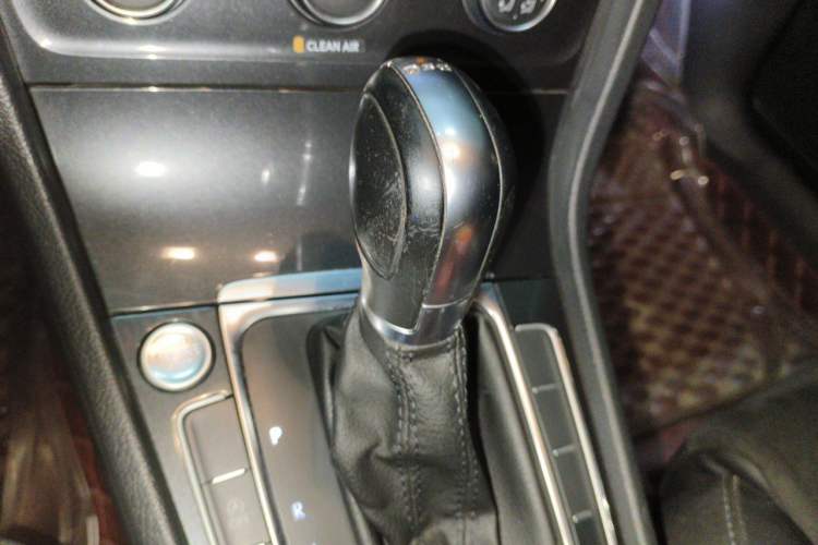 Used Volkswagen Golf 2018 230TSI Automatic Luxury Version Gear Lever