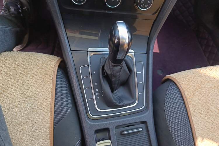Used Volkswagen Golf 2018 1.6L Automatic Comfort Model Gear Lever