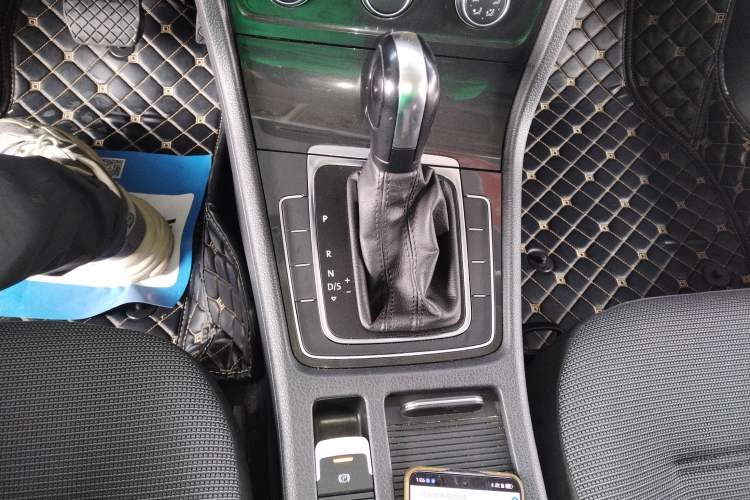 Used Volkswagen Golf 2018 1.6L Automatic Comfort Model Gear Lever