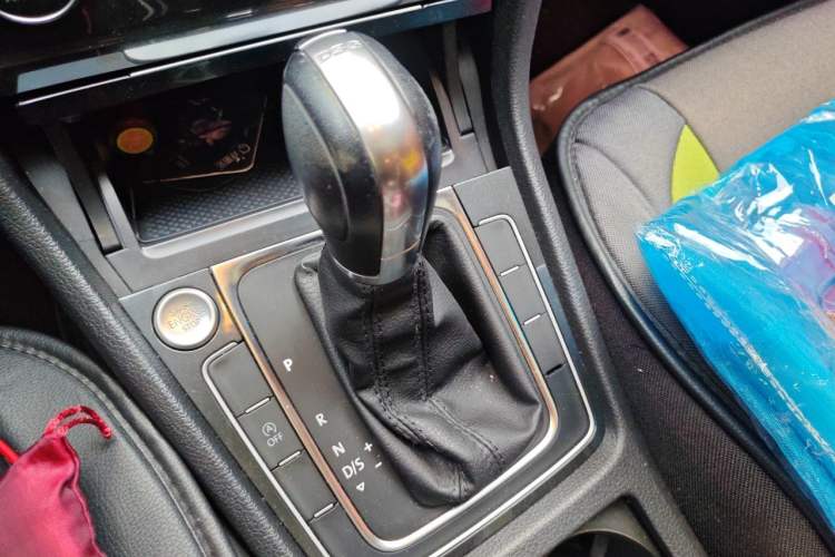 Used Volkswagen Golf 2018 230TSI Automatic Luxury Version Gear Lever
