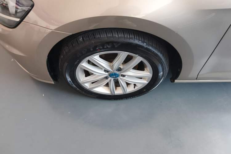 Used Volkswagen Golf 2018 230TSI Automatic Comfort Model Left Front Wheel Hub