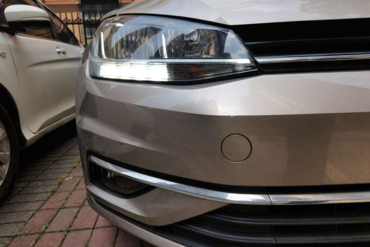 Used Volkswagen Golf 2018 230TSI Automatic Luxury Version Right Front Headlight