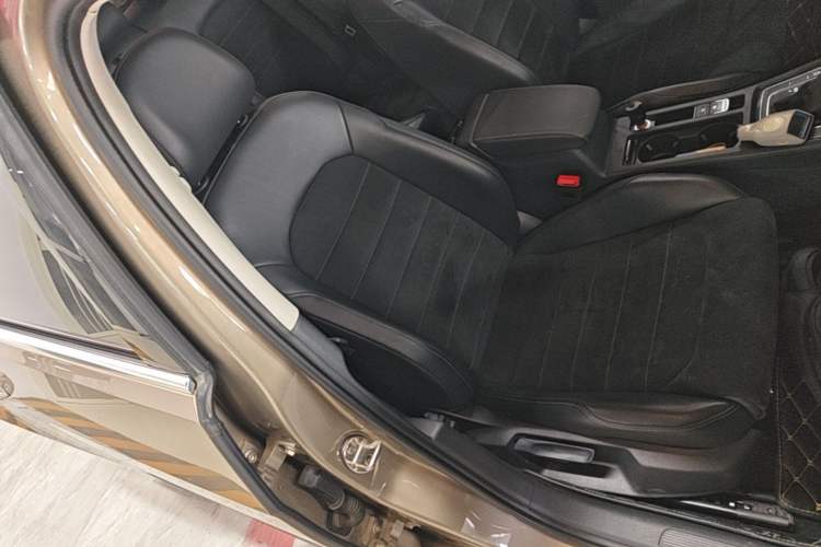 Used Volkswagen Golf 2018 230TSI Automatic Luxury Version Right Front Seat