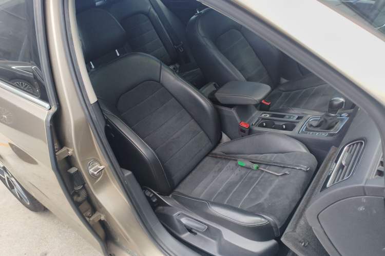 Used Volkswagen Golf 2018 230TSI Automatic Luxury Version Right Front Seat