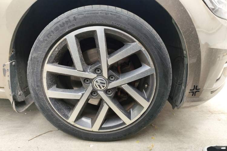 Used Volkswagen Golf 2018 230TSI Automatic Luxury Version Right Front Wheel Hub