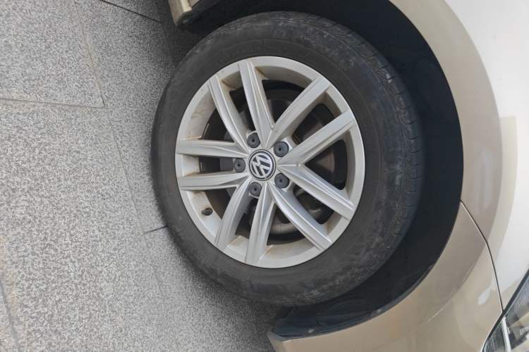 Used Volkswagen Golf 2018 230TSI Automatic Comfort Model Right Front Wheel Hub