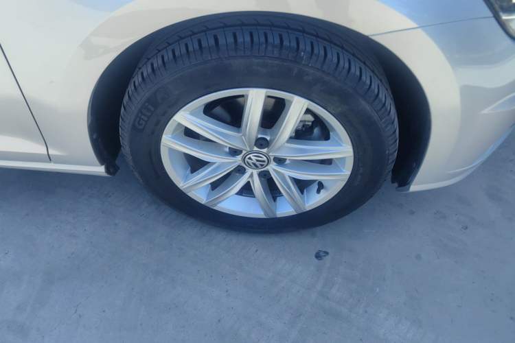 Used Volkswagen Golf 2018 230TSI Automatic Comfort Model Right Front Wheel Hub