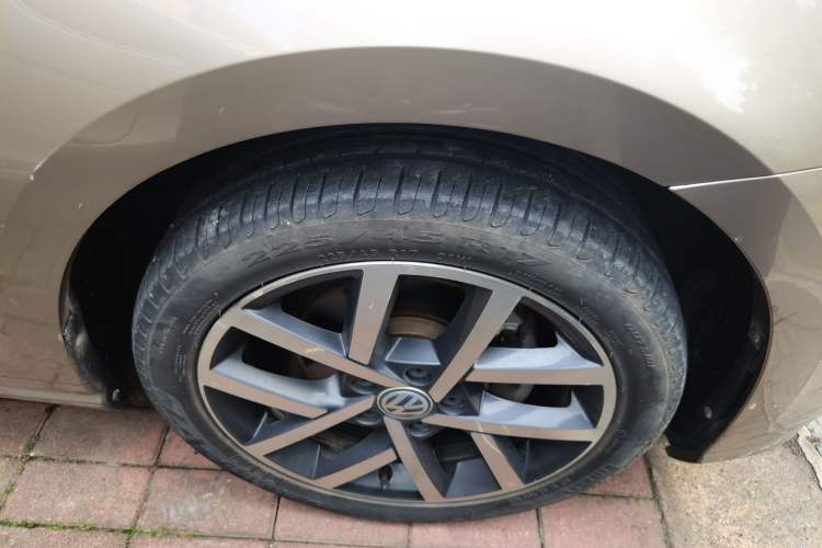 Used Volkswagen Golf 2018 230TSI Automatic Luxury Version Right Front Wheel Hub