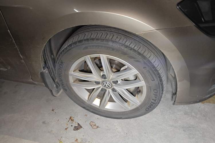 Used Volkswagen Golf 2018 230TSI Automatic Comfort Model Right Front Wheel Hub