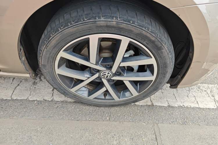 Used Volkswagen Golf 2018 230TSI Automatic Luxury Version Right Front Wheel Hub