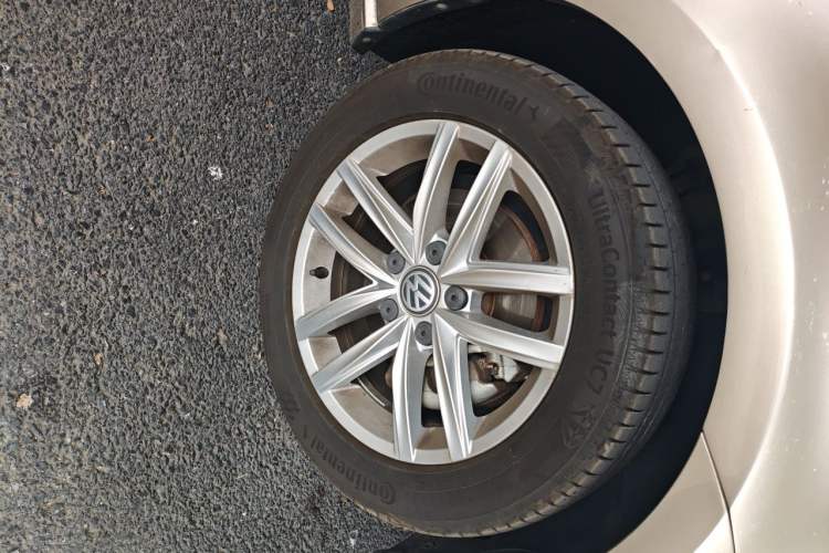 Used Volkswagen Golf 2018 1.6L Automatic Comfort Model Right Front Wheel Hub