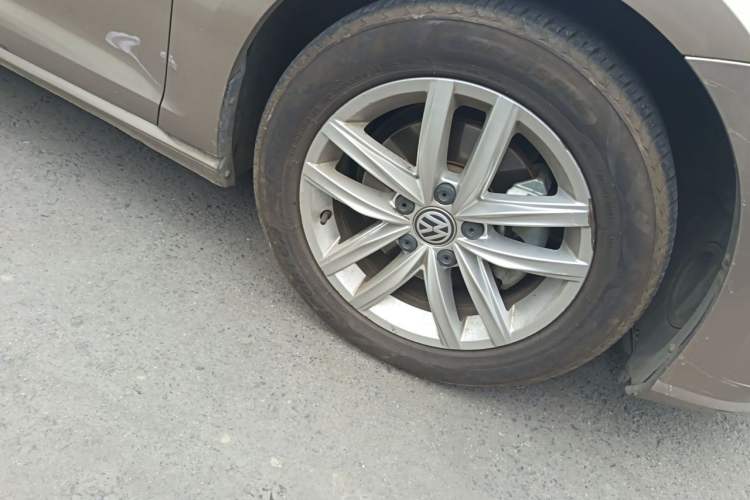Used Volkswagen Golf 2018 230TSI Automatic Comfort Model Right Front Wheel Hub