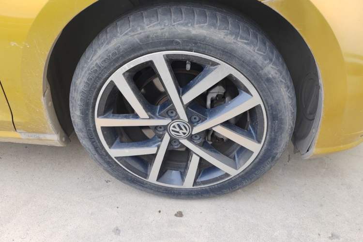 Used Volkswagen Golf 2018 230TSI Automatic Luxury Version Right Front Wheel Hub