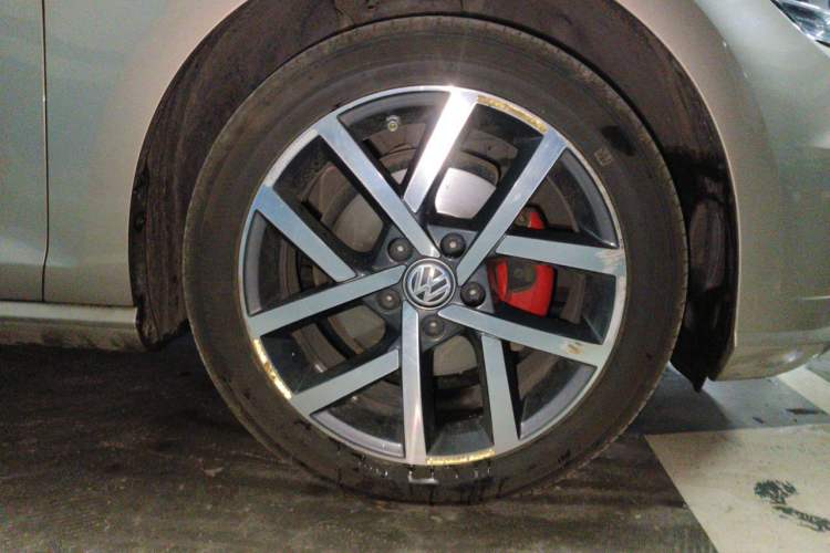 Used Volkswagen Golf 2018 230TSI Automatic Luxury Version Right Front Wheel Hub