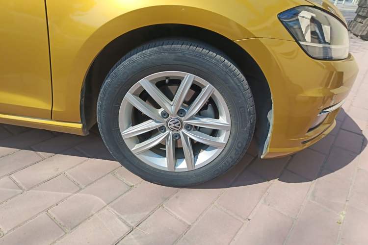 Used Volkswagen Golf 2018 1.6L Automatic Comfort Model Right Front Wheel Hub