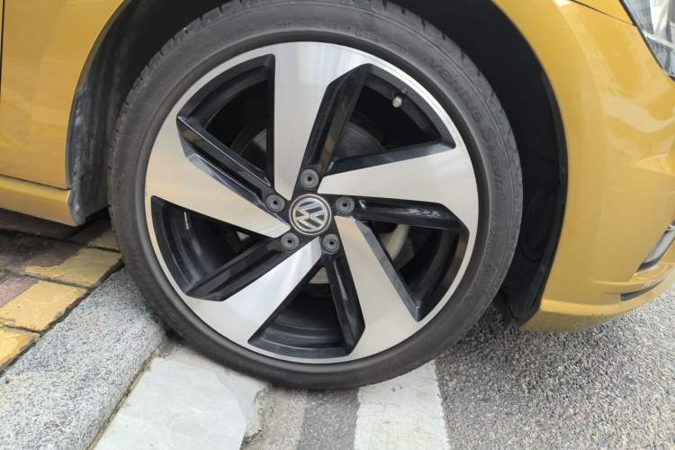 Used Volkswagen Golf 2018 230TSI Automatic Comfort Model Right Front Wheel Hub