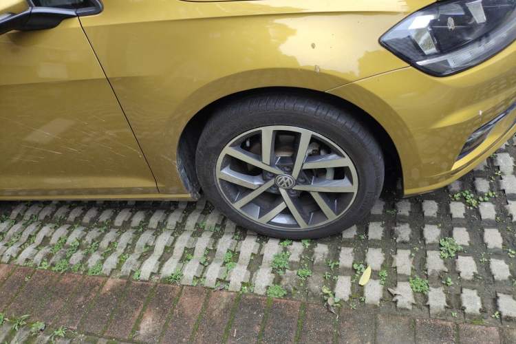 Used Volkswagen Golf 2018 230TSI Automatic Luxury Version Right Front Wheel Hub