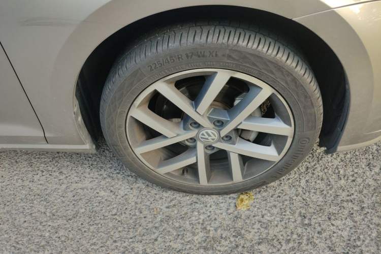 Used Volkswagen Golf 2018 230TSI Automatic Luxury Version Right Front Wheel Hub