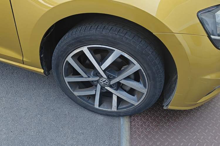 Used Volkswagen Golf 2018 230TSI Automatic Luxury Version Right Front Wheel Hub