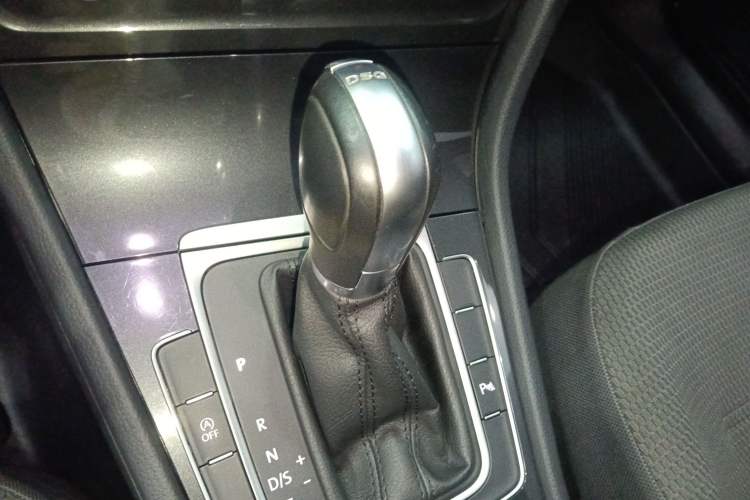 Used Volkswagen Golf 2019 1.8TSI Travel Edition Gear Lever